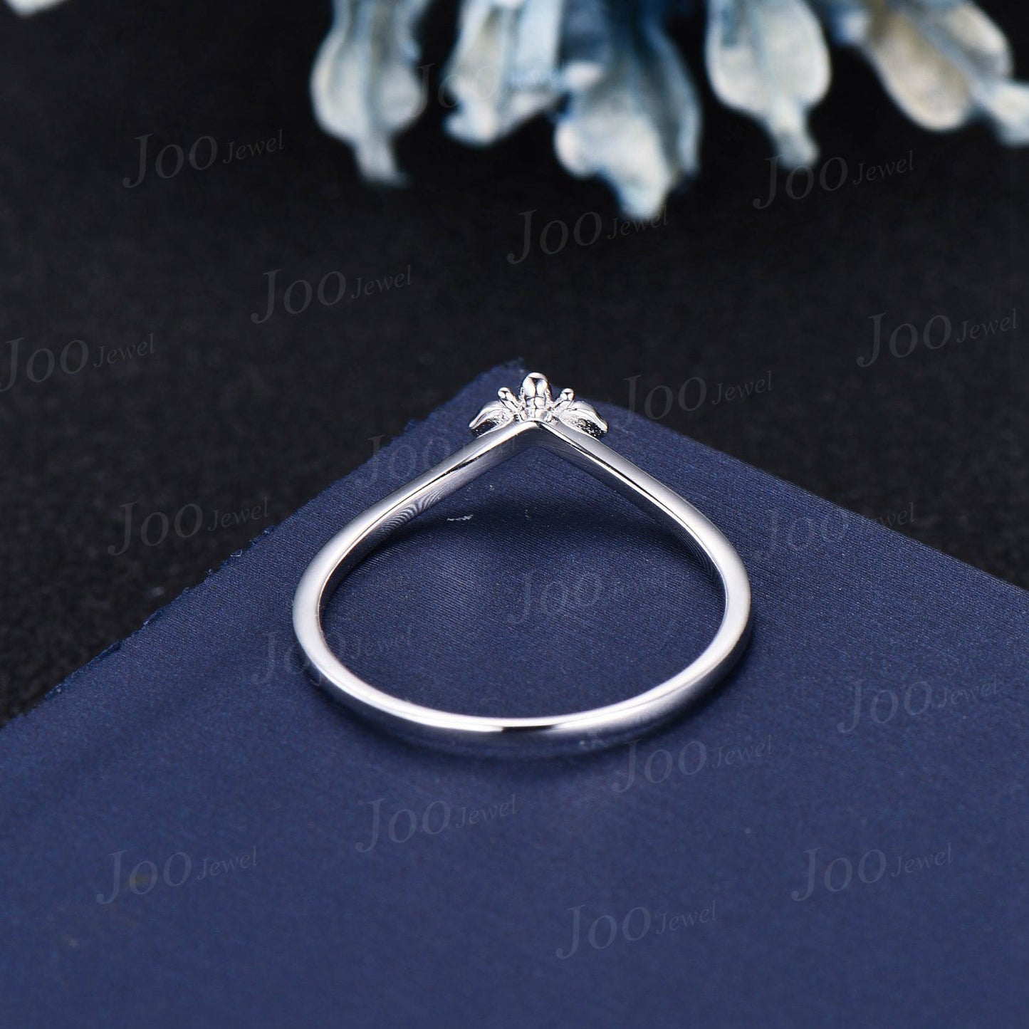 Tiny Bee Wedding Band|Honeybee Contour Band|Beekeeper Jewelry Gift|Bee Promise Ring|Simple Curved Nesting Band|14K Solid Gold V Shaped Band