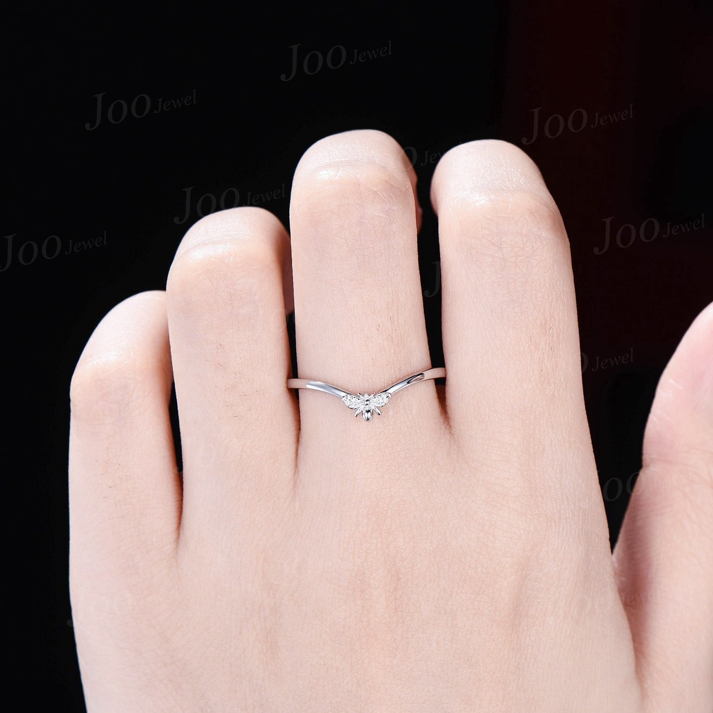 Tiny Bee Wedding Band|Honeybee Contour Band|Beekeeper Jewelry Gift|Bee Promise Ring|Simple Curved Nesting Band|14K Solid Gold V Shaped Band