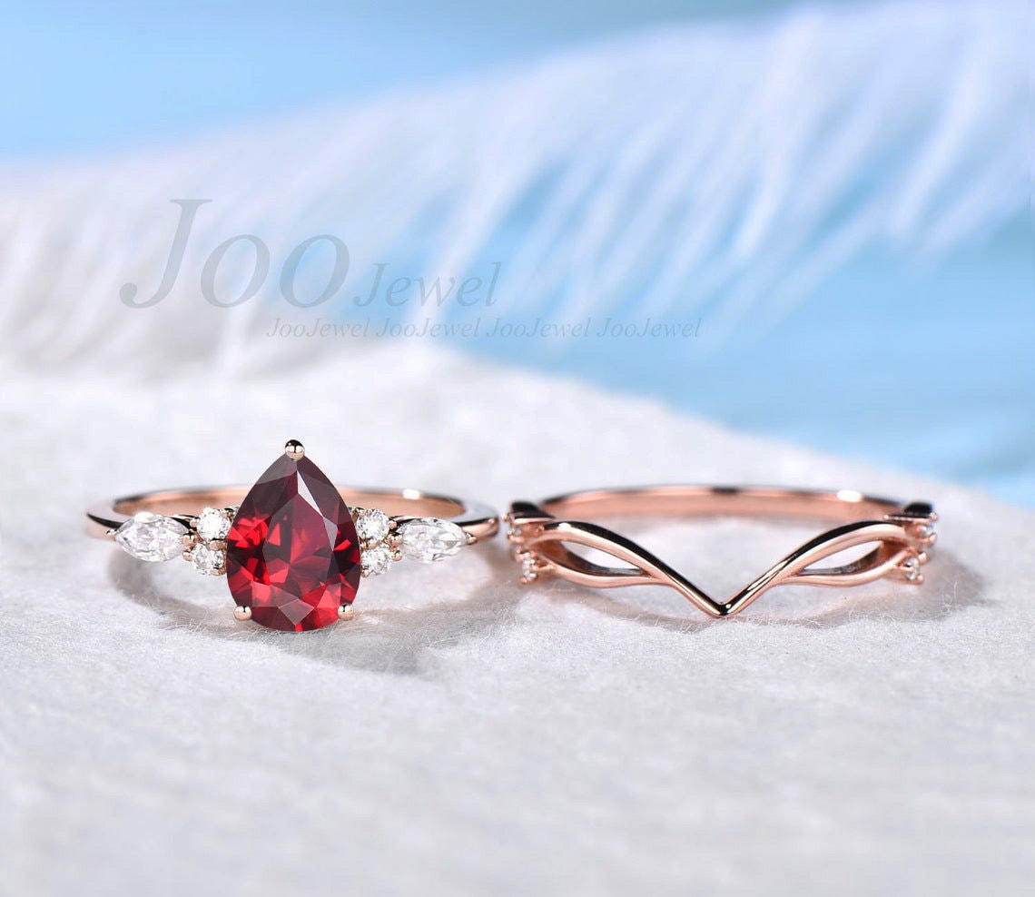 July Birthstone Bridal Set Vintage 10K Rose Gold 1.25CT Pear Shape Red Ruby Engagement Ring Set Moissanite Vine Band Unique Anniversary Gift