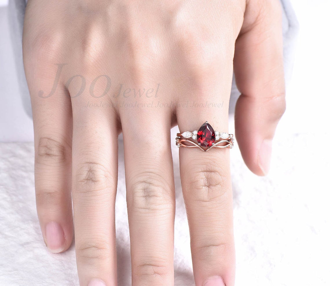 July Birthstone Bridal Set Vintage 10K Rose Gold 1.25CT Pear Shape Red Ruby Engagement Ring Set Moissanite Vine Band Unique Anniversary Gift
