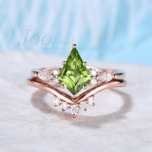 Kite Cut Natural Peridot Engagement Rings Set August Birthstone Wedding Ring Green Gemstone Curve Moissanite Wedding Band Anniversary Gift