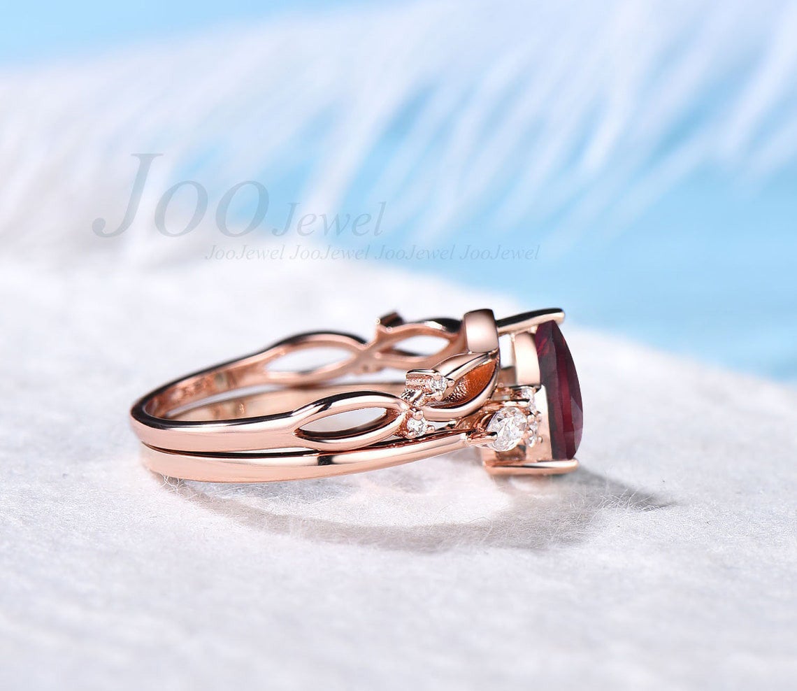 July Birthstone Bridal Set Vintage 10K Rose Gold 1.25CT Pear Shape Red Ruby Engagement Ring Set Moissanite Vine Band Unique Anniversary Gift